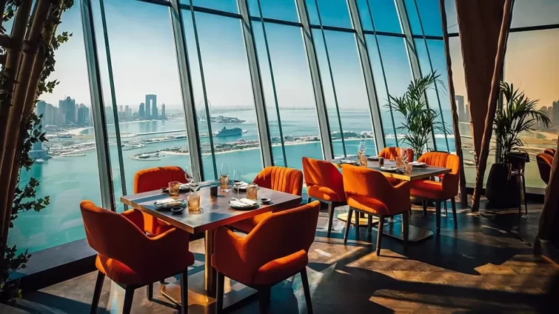 What are the top luxury hotels and restaurants in Dubai?