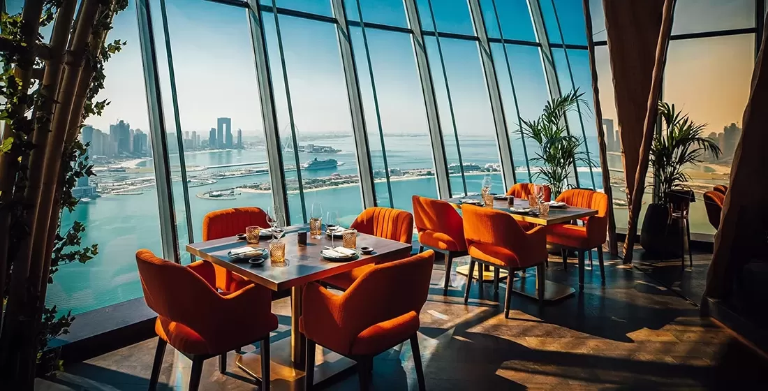 What are the top luxury hotels and restaurants in Dubai?